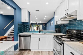 3082 S Oakland Forest Dr in Oakland Park, FL - Building Photo - Building Photo