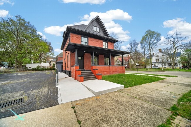 729 W 9th St in Erie, PA - Building Photo - Building Photo