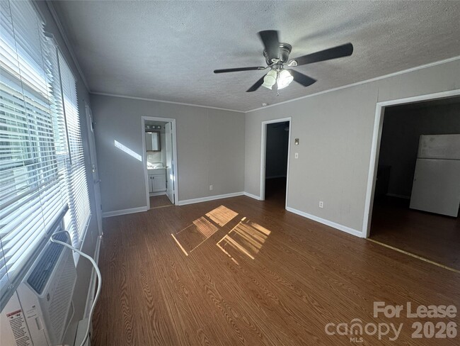 341 Laurel St in Hudson, NC - Foto de edificio - Building Photo