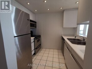 7 Concorde Pl in Toronto, ON - Building Photo - Building Photo