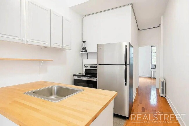 1 Bed | 1 Bath | $3,399 | Railroad Layout | Pet Friendly | L Train + Near M