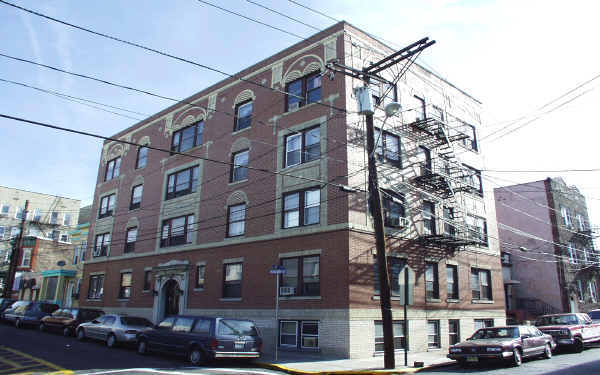 5400 Madison St in West New York, NJ - Foto de edificio - Building Photo