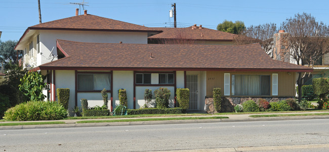 2937 N Garey Ave in Pomona, CA - Foto de edificio - Building Photo