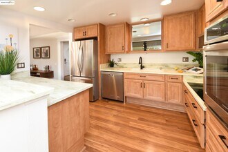 1910 Skycrest Dr in Walnut Creek, CA - Building Photo - Building Photo