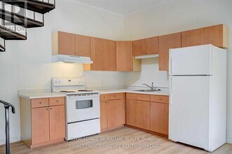 22 Drury Ln in Barrie, ON - Building Photo - Building Photo
