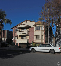 251 W Verdugo Ave in Burbank, CA - Building Photo - Building Photo