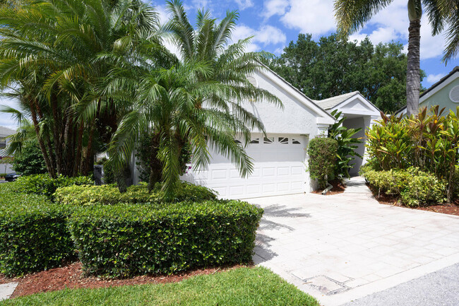 32 Admirals Ct in Palm Beach Gardens, FL - Building Photo - Building Photo