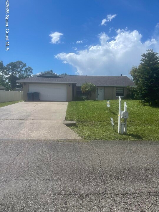 1534 Amador Ave NW in Palm Bay, FL - Building Photo