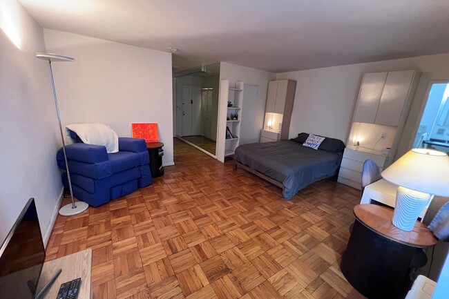 77 W 55th St in New York, NY - Building Photo - Building Photo