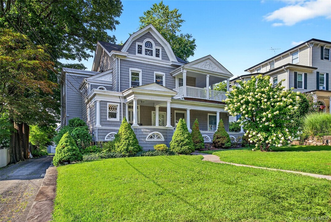 381 Bedford Rd in Pleasantville, NY - Building Photo