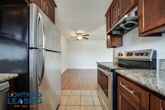 17348 Burbank Blvd in Los Angeles, CA - Building Photo - Building Photo