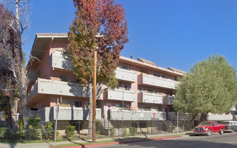 Rayen Street Townhomes in North Hills, CA - Foto de edificio