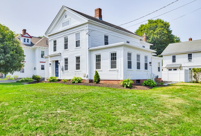 1070 Enfield St in Enfield, CT - Building Photo - Building Photo