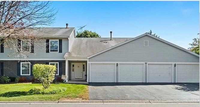 303 Newport Ln in Bartlett, IL - Building Photo