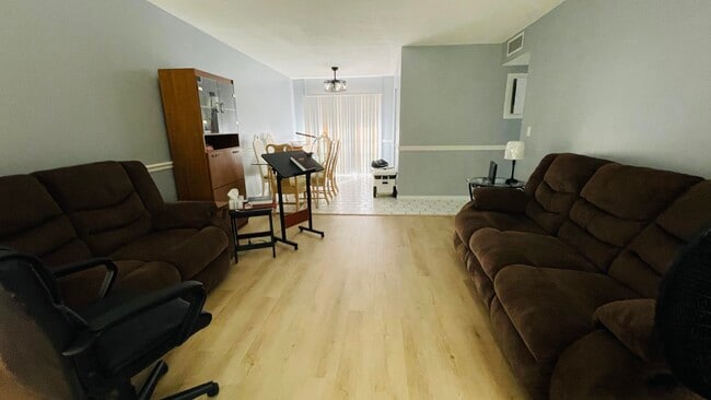 11 Golfs Edge in West Palm Beach, FL - Building Photo - Building Photo