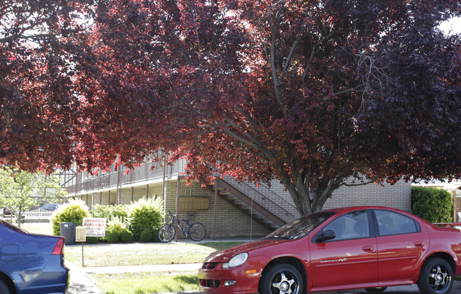 Foxwood Apartments in Provo, UT - Building Photo - Building Photo