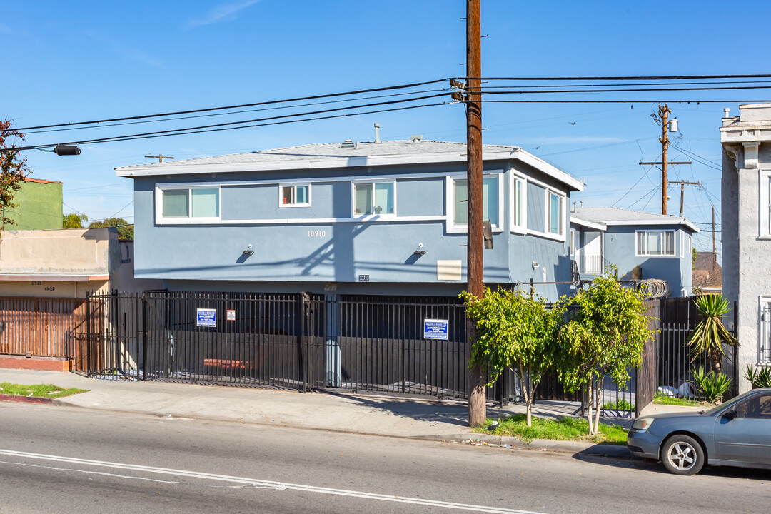 10910 Avalon Blvd in Los Angeles, CA - Building Photo