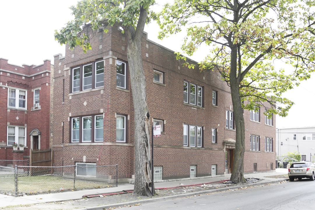 3941-3943 W Wellington Ave in Chicago, IL - Building Photo