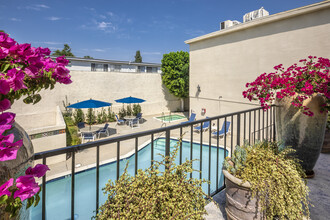 White Oak Apartments in Encino, CA - Building Photo - Building Photo