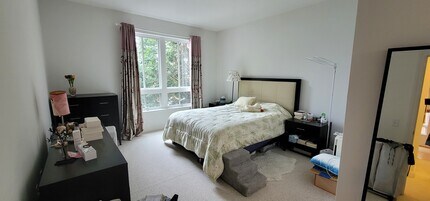 629 Hammond St, Unit E201 in Chestnut Hill, MA - Building Photo - Building Photo