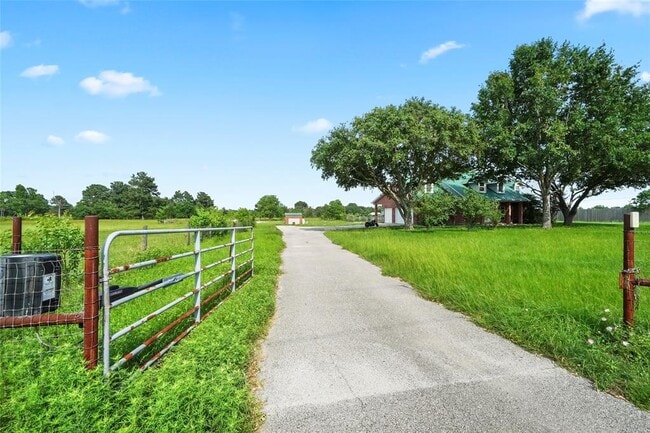 19250 Becker Rd in Hockley, TX - Building Photo - Building Photo