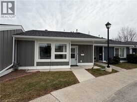 21 Gates Ln in Hamilton, ON - Building Photo