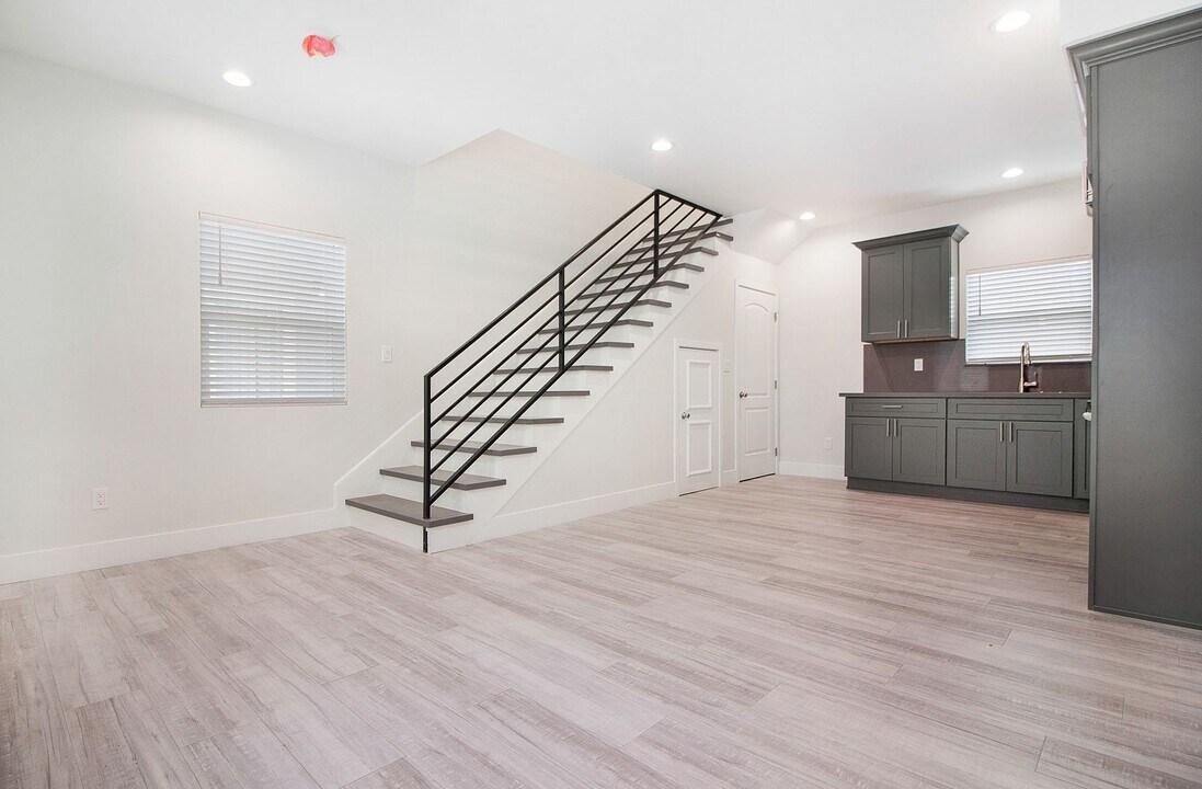 1740 Rose Ave-Unit -1742 Unit A in Long Beach, CA - Building Photo