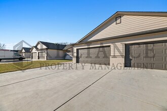 3225 N Cedar Downs Ln in Wichita, KS - Building Photo - Building Photo