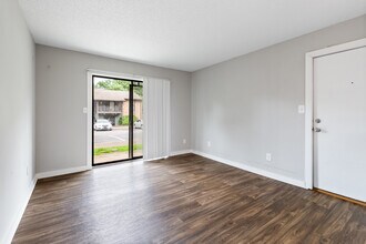 The Grove on Spring in Dickson, TN - Building Photo - Building Photo