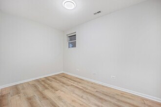 2033 W Huron St, Unit G in Chicago, IL - Foto de edificio - Building Photo