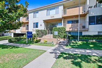 Oasis Apartments in Burbank, CA - Foto de edificio - Building Photo