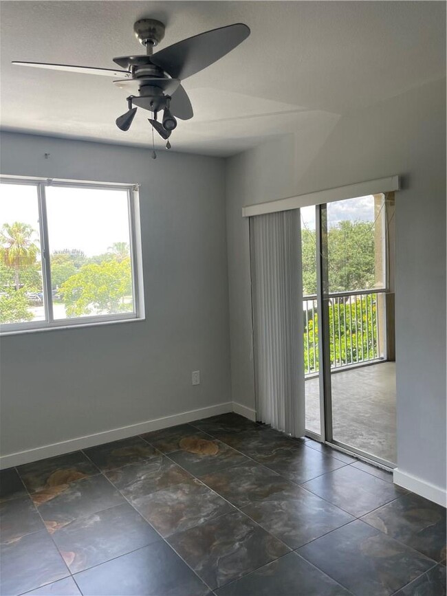 2640 S University Dr, Unit 319 in Davie, FL - Foto de edificio - Building Photo