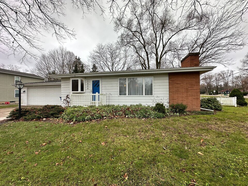 1800 Capital Ave NE in Battle Creek, MI - Building Photo