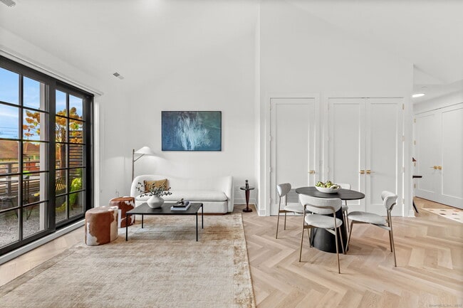 100 E Putnam Ave in Greenwich, CT - Building Photo - Building Photo