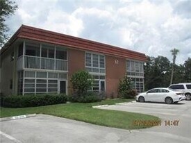 52 Woodland Dr, Unit 204 in Vero Beach, FL - Building Photo