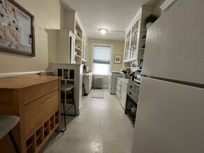 47 Linden St, Unit 10 in Boston, MA - Foto de edificio - Building Photo