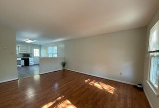 8729 36th Ave in College Park, MD - Foto de edificio - Building Photo