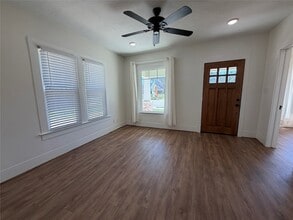 402 W Third Street Unit in Brenham, TX - Foto de edificio - Building Photo