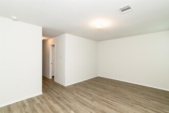 13804 Winding Path Ln in Willis, TX - Building Photo - Building Photo