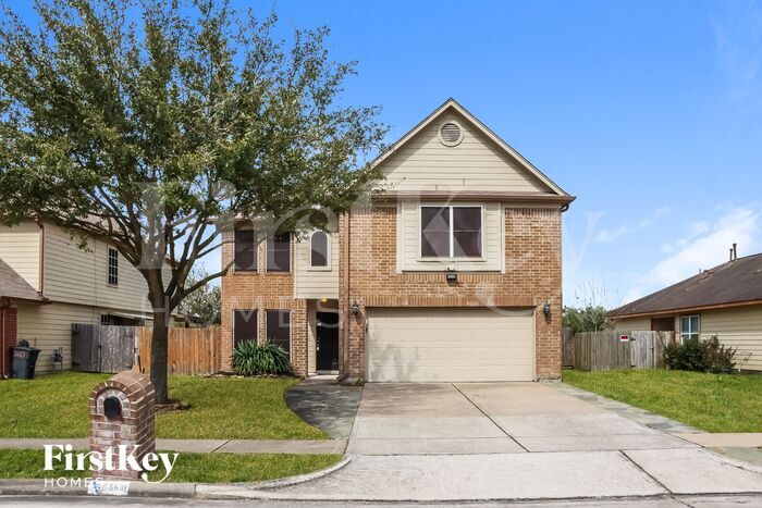 5631 Cinnamon Lake Dr in Baytown, TX - Foto de edificio