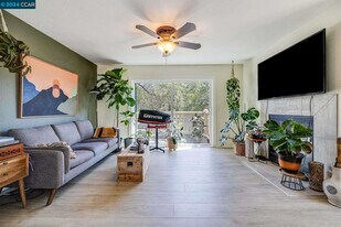 100 Shoreline Ct in Richmond, CA - Building Photo