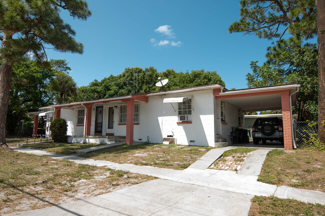 501 Azalea Ave in Fort Pierce, FL - Building Photo - Building Photo