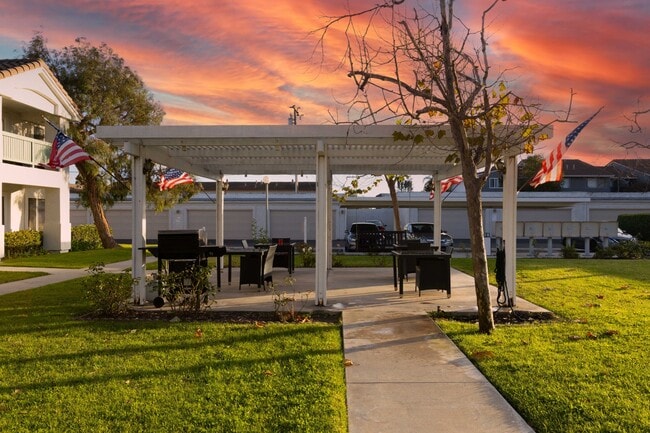 Seawind Seniors Apartments in Oxnard, CA - Building Photo - Building Photo