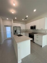 8167 NW 41st St, Unit 402 in Doral, FL - Foto de edificio - Building Photo