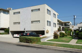 524 E Palm Ave in Burbank, CA - Foto de edificio - Building Photo