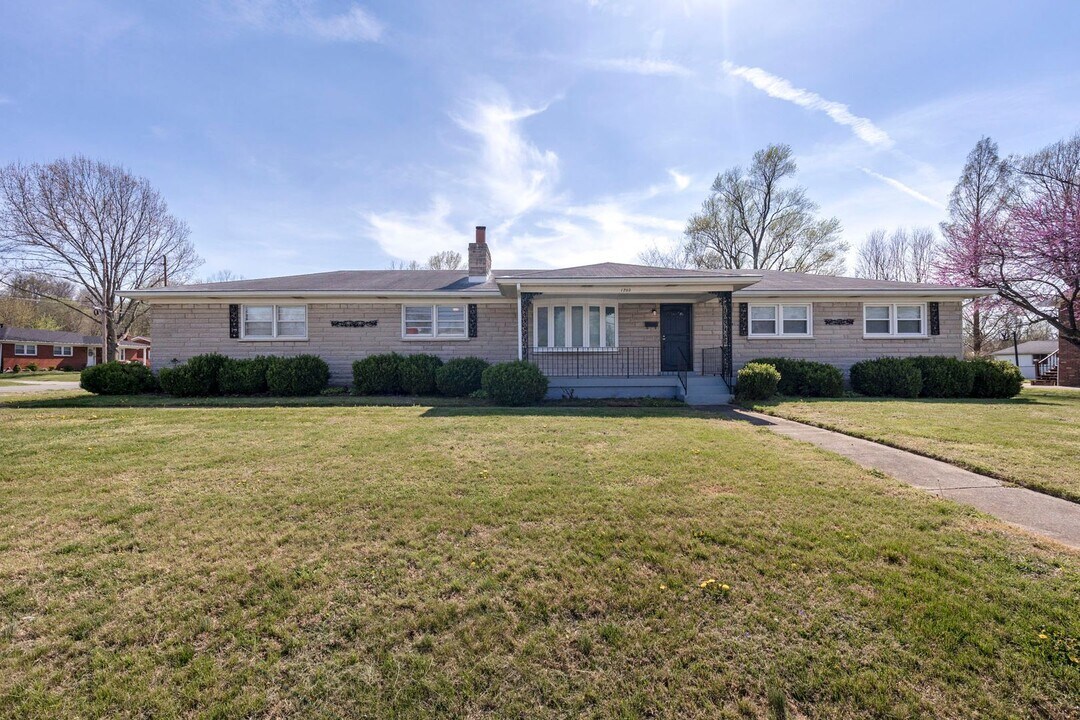 1702 Bonnyville Blvd in Louisville, KY - Building Photo