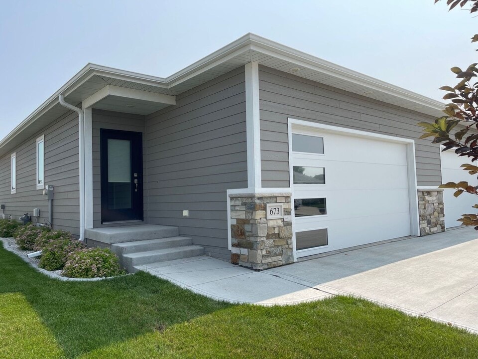 673 Prairie Blvd in Dakota Dunes, SD - Building Photo