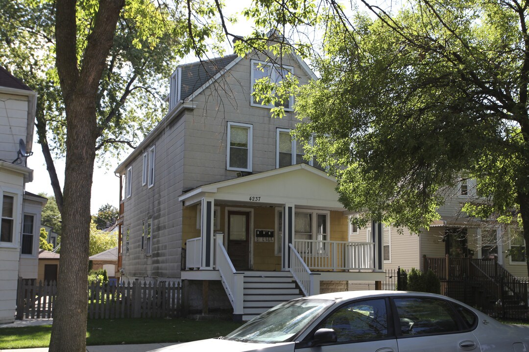 4237 N Springfield Ave in Chicago, IL - Foto de edificio