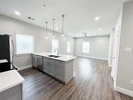 144 W 5th St in Kemah, TX - Building Photo