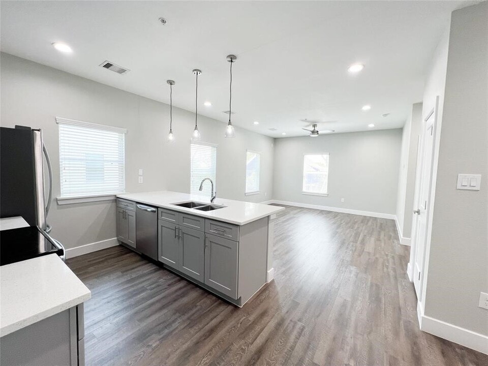 144 W 5th St in Kemah, TX - Building Photo